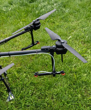 Yeşil alanda profesyonel tarım aracı.