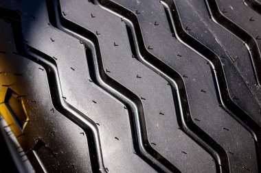 Büyük lastiğin siyah beyaz fotoğrafı