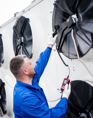 Yoğunlaştırma ünitesinin eksensel fan anemometresi ile test ediliyor
