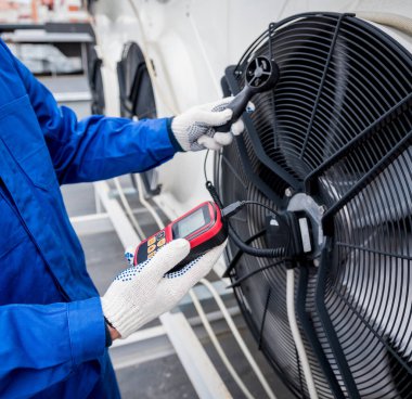 Yoğunlaştırma ünitesinin eksensel fan anemometresi ile test ediliyor