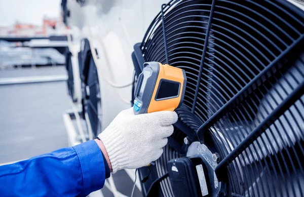 Techniker überprüft Wärmetauscher mit Wärmebild-Infrarot-Thermometer. — Stockfoto