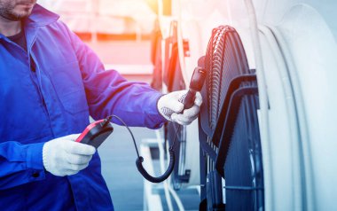 Yoğunlaştırma ünitesinin eksensel fan anemometresi ile test ediliyor