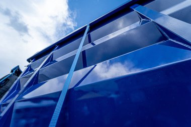 Mavi gökyüzü arka planında büyük bir tahıl kamyonu