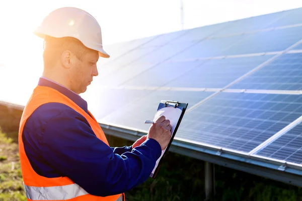 Inspector examination of photovoltaic modules using a thermal imaging camera — Stock Photo, Image