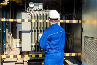Elektrik ölçümlerinin çalıştırılması güç transformatöründe çalışır.
