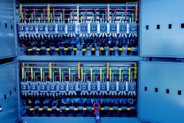 Trafo istasyonunda elektrik ekipmanları var.