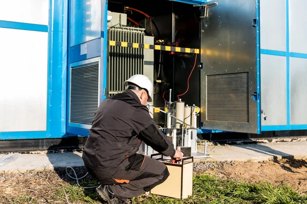 Ejecución de trabajos de medición eléctrica en el transformador de potencia —  Fotos de Stock