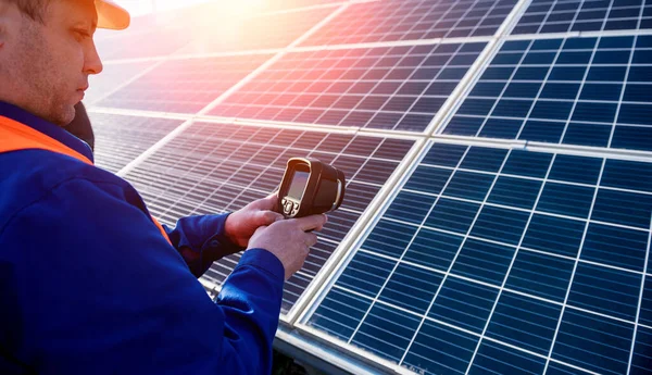 A fotovoltaikus modulok ellenőri vizsgálata termikus képalkotó kamerával — Stock Fotó