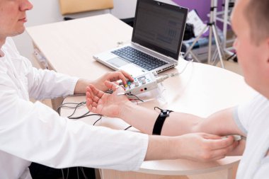 Tıbbi merkezde elektromiyografi kullanan hasta sinirleri test ediliyor.