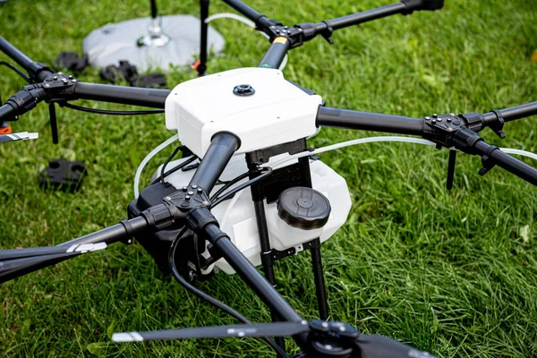 Drone agricole professionnel sur le terrain vert — Photo