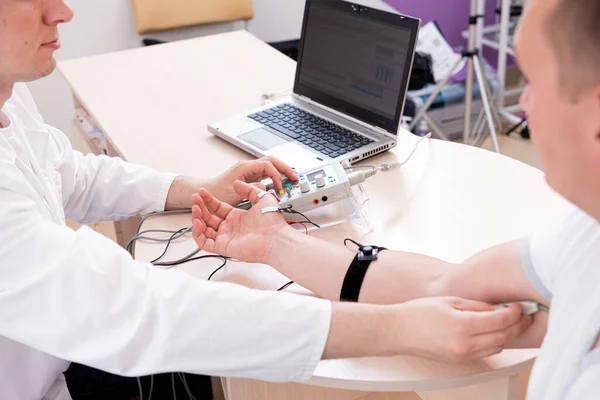 Test des nerfs du patient par électromyographie au centre médical — Photo