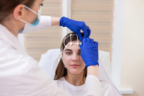 Hersenonderzoek bij patiënten met encefalografie in een medisch centrum — Stockfoto