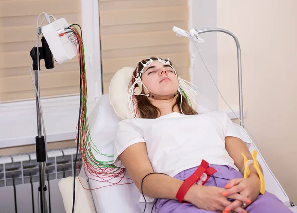 Testes cerebrais do paciente usando encefalografia no centro médico — Fotografia de Stock