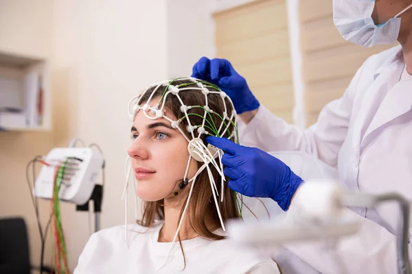 Test cérébral du patient par encéphalographie au centre médical — Photo