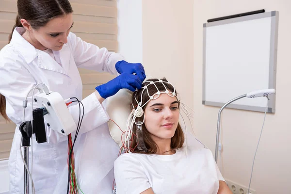 Testes cerebrais do paciente usando encefalografia no centro médico — Fotografia de Stock