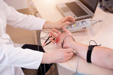 Tıbbi merkezde elektromiyografi kullanan hasta sinirleri test ediliyor.
