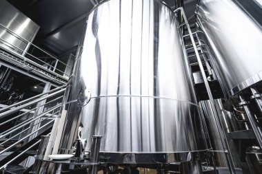 Bira fermantasyonu ve bira fabrikasında olgunlaşma için çelik tanklar.