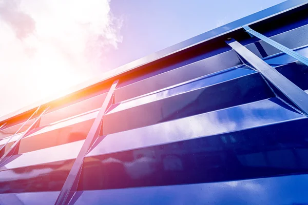 Camión de grano grande en el fondo del cielo azul — Foto de Stock