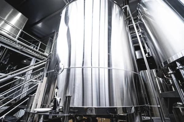 맥주 발효와 제조소 에서의 숙성을 위한 강철 탱크 행렬 — 스톡 사진