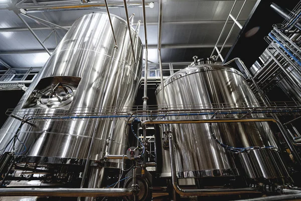 Rijen van stalen tanks voor biergisting en -rijping in een ambachtelijke brouwerij — Stockfoto