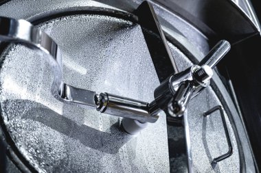 Bira fabrikasında bira demleme ekipmanı.