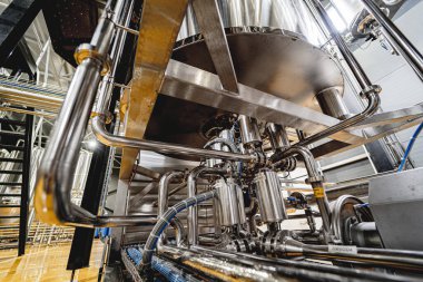 Modern bir bira fabrikasının boruları ve tesisatları.