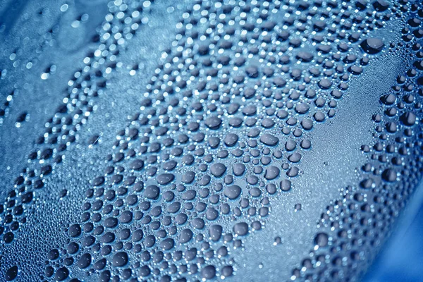 De nombreuses gouttes d'eau différentes sur la surface métallique — Photo