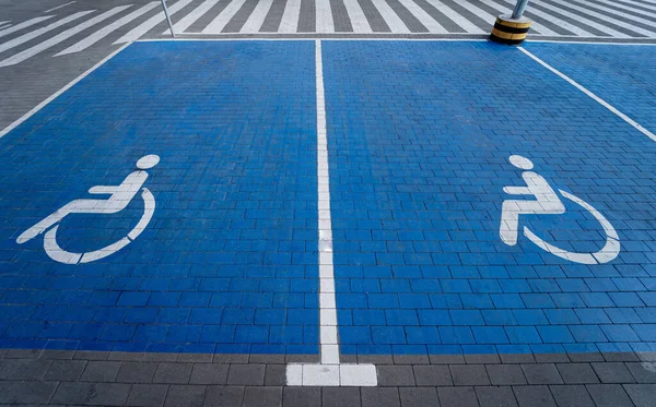 障害者専用駐車スペースに描かれた障害者用シンボル — ストック写真