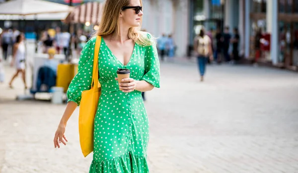 Mulher bonita nova com saco ecológico de linho amarelo no fundo da cidade. — Fotografia de Stock