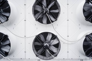 Endüstriyel bir binanın çatısında klimalar var. HVAC