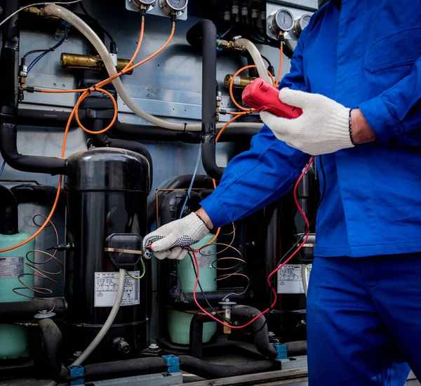 Prova di resistenza dei sensori di temperatura nella sezione di raffreddamento dell'unità di ventilazione — Foto Stock