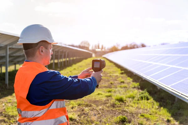 Examen inspector de módulos fotovoltaicos utilizando una cámara de imágenes térmicas —  Fotos de Stock