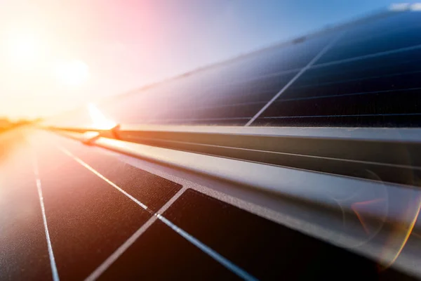 Painéis solares fotovoltaicos sobre fundo céu azul — Fotografia de Stock