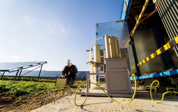 Ejecución de trabajos de medición eléctrica en el transformador de potencia —  Fotos de Stock