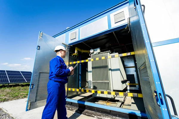 電力変圧器における電気測定の実行 — ストック写真