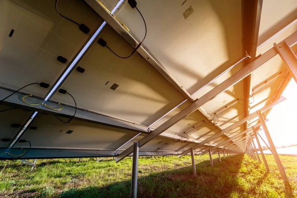 Πίσω όψη φωτοβολταϊκών ηλιακών συλλεκτών σε φόντο ηλιοβασιλέματος — Φωτογραφία Αρχείου