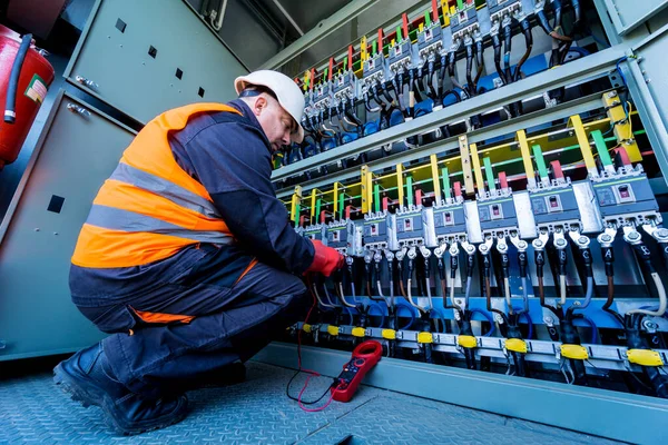 Checking the operating voltage levels of the solar panel switchgear compartment — Stock Photo, Image