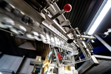 Modern içecek fabrikasında otomatik doldurma makinesi plastik PET şişelerine su doldurur.