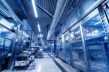 Fıçı ve boruları olan bir içecek fabrikasının modern iç mekanı.