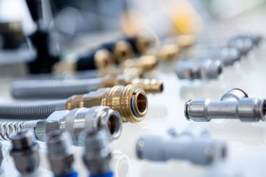 Hafif arka planda tesisat ve montajlar.