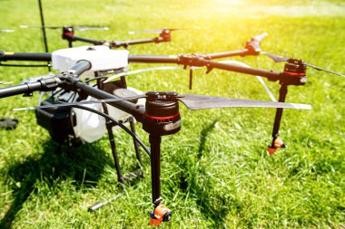 Yeşil alanda profesyonel tarım aracı.