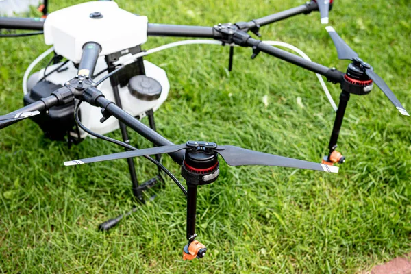 Drone agricole professionnel sur le terrain vert — Photo