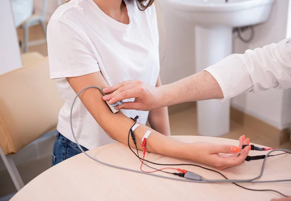 Test dei nervi dei pazienti con elettromiografia presso il centro medico — Foto Stock