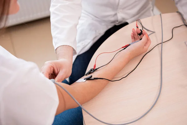 Patiëntenzenuwen testen met behulp van elektromyografie in het medisch centrum — Stockfoto