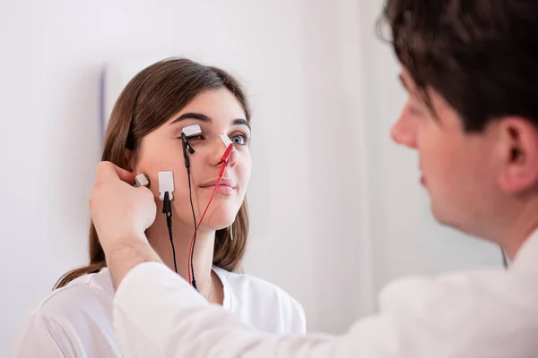 Test des nerfs du patient par électromyographie au centre médical — Photo