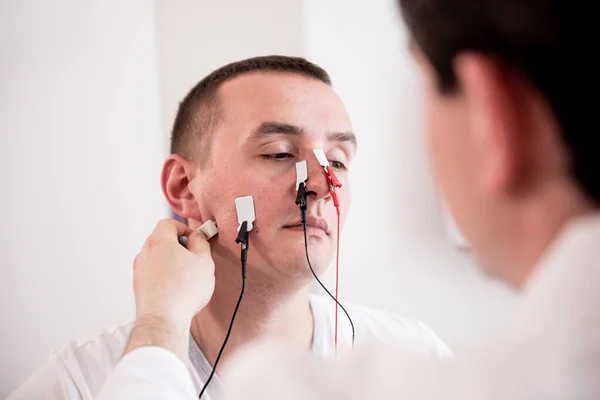 Test des nerfs du patient par électromyographie au centre médical — Photo