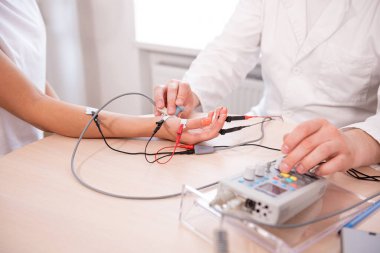 Tıbbi merkezde elektromiyografi kullanan hasta sinirleri test ediliyor.