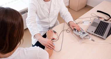 Tıbbi merkezde elektromiyografi kullanan hasta sinirleri test ediliyor.