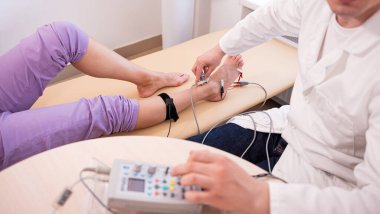 Tıbbi merkezde elektromiyografi kullanan hasta sinirleri test ediliyor.
