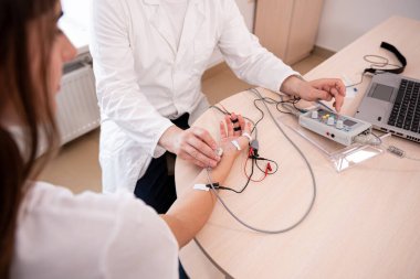 Tıbbi merkezde elektromiyografi kullanan hasta sinirleri test ediliyor.